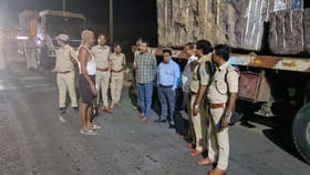 అర్థరాత్రి భారీ లోడ్‌లతో రోడ్డుపైకి వచ్చిన లారీలు.. కట్‌చేస్తే..