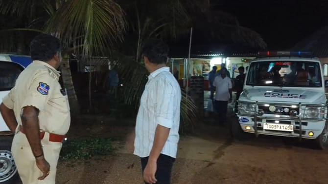 అర్ధరాత్రి ఆలయ ప్రాంగణం నుంచి పెద్ద పెద్ద శబ్దాలు.