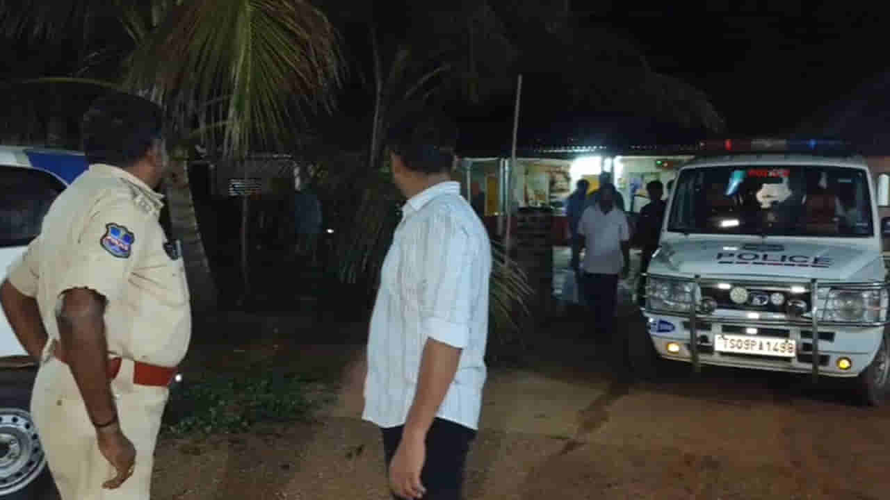 అర్ధరాత్రి ఆలయ ప్రాంగణం నుంచి పెద్ద పెద్ద శబ్దాలు.. ఫిర్యాదులో పోలీసులు వెళ్లి చూడగా
