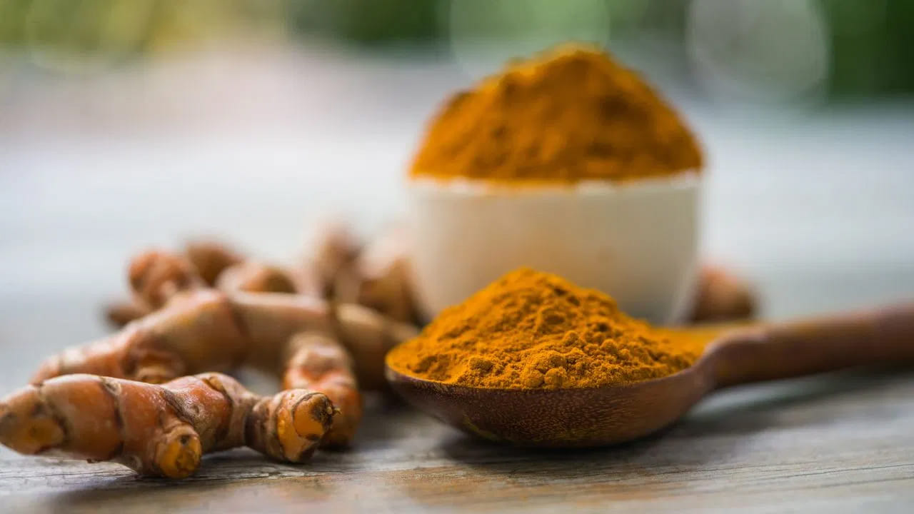 పసుపులో ఉండే కర్కుమిన్ (Curcumin) అనే శక్తివంతమైన సమ్మేళనం చర్మంలోని అధిక వర్ణద్రవ్యాన్ని తగ్గించి, నల్ల మచ్చలను క్రమంగా మసకబారుస్తుంది. అలాగే దానిలోని యాంటీబ్యాక్టీరియల్ గుణాలు మొటిమలకు కారణమయ్యే బ్యాక్టీరియాను నియంత్రించడంలో సహాయపడతాయి. మరోవైపు, ఐస్ క్యూబ్స్తో ముఖానికి మసాజ్ చేయడం వల్ల చర్మ రంధ్రాలు తాత్కాలికంగా కుంచించుకుపోయి, చర్మం మరింత మృదువుగా, తాజాగా కనిపిస్తుంది. చల్లదనం రక్త ప్రసరణను మెరుగుపరచి ముఖానికి సహజమైన గ్లోను తీసుకువస్తుంది.