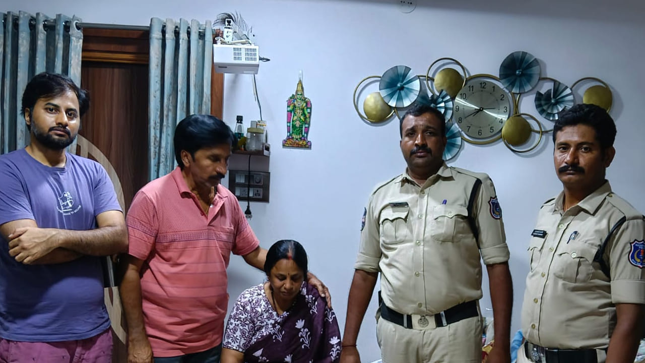 Uppal: రాత్రి వేళ రోడ్డుపై అనుమానాస్పదంగా మహిళ.. ఏంటా అని ఆరా తీయగా..