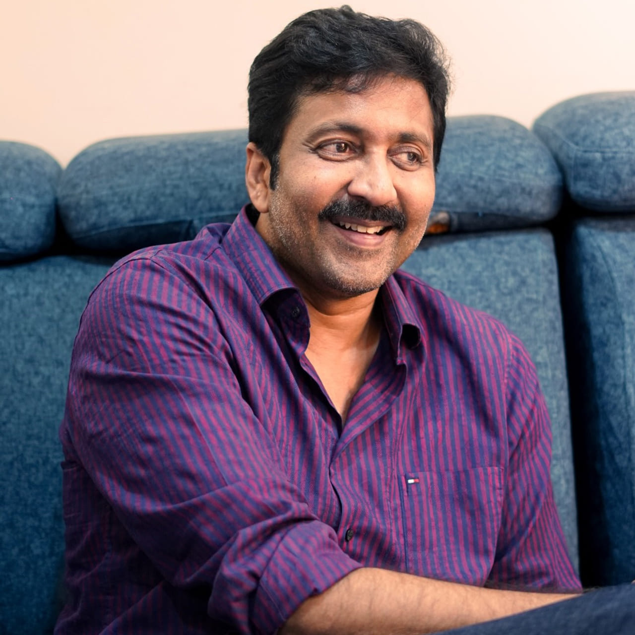 ఇటీవల ఇచ్చిన ఒక ప్రత్యేక ఇంటర్వ్యూలో నవీన్ తన ఆరోగ్యం మరియు ఫిట్నెస్ రహస్యాలను బయటపెట్టారు. చాలా మంది నటీనటులు తమ అందాన్ని కాపాడుకోవడానికి ఎన్నో రకాల కఠినమైన వ్యాయామాలు, క్రీములు వాడుతుంటారు. కానీ నవీన్ మాత్రం తన గ్లామర్ అంతా గాడ్ గిఫ్ట్ మరియు తన జీన్స్ వల్ల వచ్చిందని నమ్ముతారు. అయితే కేవలం జీన్స్ మాత్రమే సరిపోవు, దానికి తగిన జీవనశైలి కూడా అవసరమని ఆయన పేర్కొన్నారు.