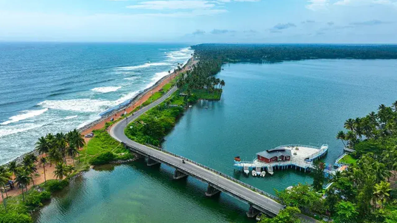 వర్కలా (కేరళ): ప్రశాంతమైన సముద్రతీరంలో సేదతీరాలనుకునే వారికి కేరళలోని ‘వర్కలా’ బెస్ట్ ఛాయిస్. అరేబియా సముద్రం పక్కనే ఉండే ఎత్తైన కొండలు (Cliffs) ఇక్కడి ప్రధాన ఆకర్షణ. ఈ కొండలపై ఉన్న కెఫేల నుండి సూర్యాస్తమయాన్ని చూడటం, యోగా నేర్చుకోవడం ఇక్కడ చాలా ప్రసిద్ధి. రద్దీకి దూరంగా ఉంటూ రిలాక్స్ అవ్వడానికి సోలో ట్రావెలర్స్కు ఇది ఒక స్వర్గధామం.