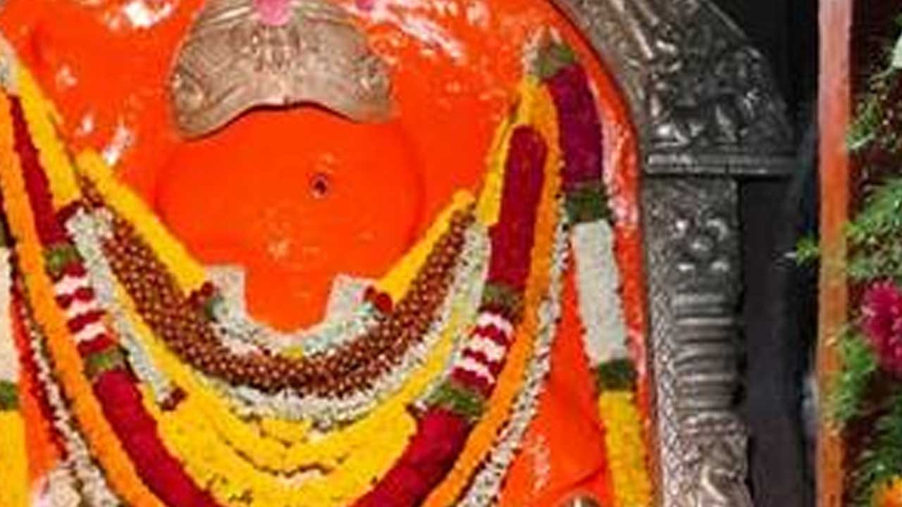 చాలా మంది చెడు దృష్టి వలన అనేక ఇబ్బందులు ఎదుర్కుంటారు. నరదిష్టితో ఆర్థిక సమస్యలు ఎదుర్కునే వారు, ప్రతి మంగళ వారం నియమ నిబంధనలు పాటిస్తూ, హనుమాన్ ఆలయానికి వెళ్లాలి. అలాగే స్వామి వారికి భక్తితో కొబ్బరికాయ కొట్టడం చేయాలి. దీని వలన ప్రతికూల శక్తులు నశిస్తాయి.