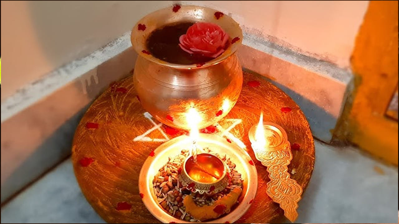 అయితే వాస్తు ప్రకారం ఆర్థికంగా కలిసి వచ్చి, ఇంటిలో డబ్బు నిలవాలంటే ఈశాన్యం దిశలో రాగి చెంబును పెట్టడం చాలా మంచిదంట. ఇది గురు వారం రోజు ఏర్పాటు చేయడం వలన లక్ష్మీదేవి అనుగ్రహం కలుగుతుందంట. అయితే దీనిని ఎలా ఎర్పాటు చేయాలి అంటే, ఈశాన్యం మూలను శుభ్రం చేసి, పీట పెట్టి దానిపై బియ్యం పిండితో ముగ్గువేసి,  రాగి చెంబుకు పసుపు, కుంకుమ పెట్టి  అందులో నీళ్లు, పసుపు ,కుంకుమ, అక్షింతలు, పూలు యాలకులు వేసి పెట్టాలి. దీనిని సోమవారం వరకు అలాగే ఉంచి, ఆ నీటిని వేరే మొక్కకు పోసి మళ్లీ గురువారం అలా చేయాలి. దీని వలన ఇంటిలో ఉన్న ఆర్థిక సమస్యలన్నీ తొలిగిపోయి, చేతినిండా డబ్బు ఉంటుందంట.