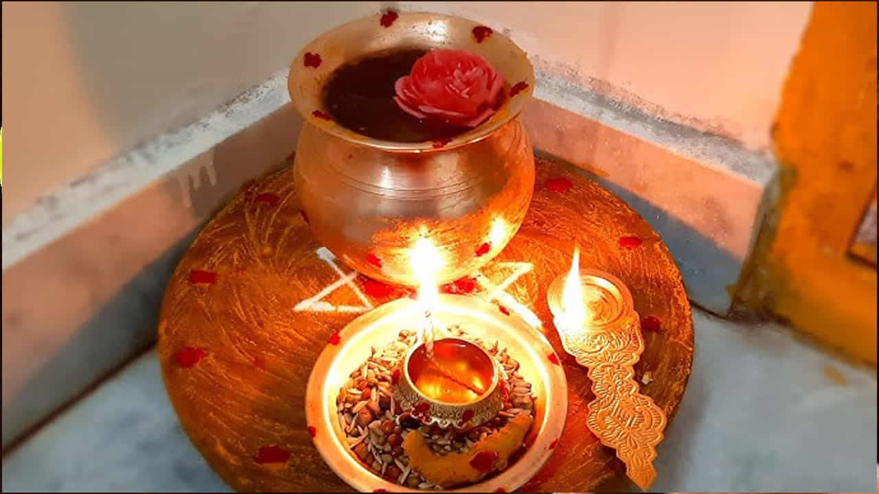 అయితే వాస్తు ప్రకారం ఆర్థికంగా కలిసి వచ్చి, ఇంటిలో డబ్బు నిలవాలంటే ఈశాన్యం దిశలో రాగి చెంబును పెట్టడం చాలా మంచిదంట. ఇది గురు వారం రోజు ఏర్పాటు చేయడం వలన లక్ష్మీదేవి అనుగ్రహం కలుగుతుందంట. అయితే దీనిని ఎలా ఎర్పాటు చేయాలి అంటే, ఈశాన్యం మూలను శుభ్రం చేసి, పీట పెట్టి దానిపై బియ్యం పిండితో ముగ్గువేసి, రాగి చెంబుకు పసుపు, కుంకుమ పెట్టి అందులో నీళ్లు, పసుపు ,కుంకుమ, అక్షింతలు, పూలు యాలకులు వేసి పెట్టాలి. దీనిని సోమవారం వరకు అలాగే ఉంచి, ఆ నీటిని వేరే మొక్కకు పోసి మళ్లీ గురువారం అలా చేయాలి. దీని వలన ఇంటిలో ఉన్న ఆర్థిక సమస్యలన్నీ తొలిగిపోయి, చేతినిండా డబ్బు ఉంటుందంట.