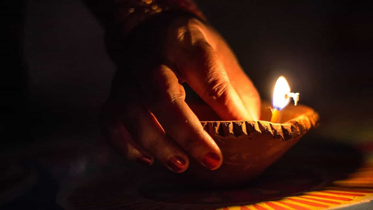 అంతే కాకుండా ఈశాన్యం దిశలో దీపం వెలిగించడం కూడా చాలా మంచిదంట. ప్రతి గురు వారం ఉదయం ఆరు గంటల నుంచి ఏడు గంటల మధ్యలో ఈశాన్యంలో పీట వేసి, దానిపై ముగ్గు పెట్టి, పూలతో అలంకరించి, మట్టి ప్రమిదలో దీపం వెలిగించాలంట. దీని వలన ఆర్థికంగా కలిసి వస్తుందంట.