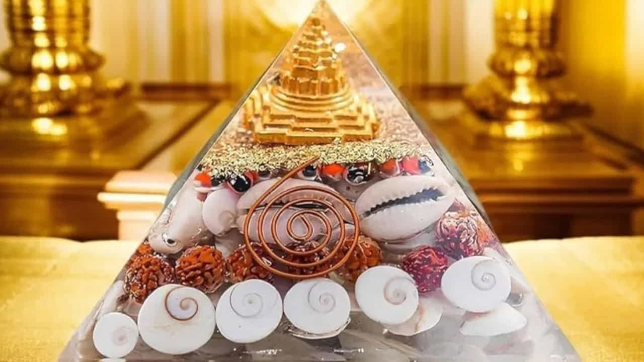 ఏ దిక్కున ఏ పిరమిడ్ ఉంచాలి?: వాస్తు పిరమిడ్లు రాగి (Copper), స్ఫటికం (Crystal), పంచలోహాలు, లేదా చెక్కతో తయారు చేయబడి ఉంటాయి. వీటిని లోపాలున్న చోట సరైన దిశలో అమర్చడం ముఖ్యం. ఇంటి ముఖద్వారం వద్ద వాస్తు దోషం ఉంటే, అక్కడ ఒక రాగి లేదా క్రిస్టల్ పిరమిడ్‌ను అమర్చడం ద్వారా లోపలికి వచ్చే ప్రతికూల శక్తులను అడ్డుకోవచ్చు.