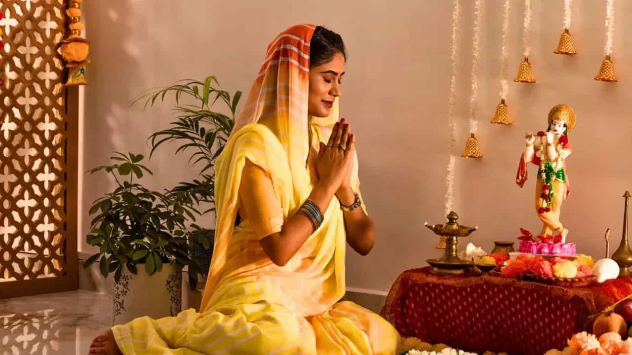 పూజా సామగ్రిని బహిరంగంగా ప్రదర్శించకండి..
జపమాలలు, యంత్రాలు, పూజలో ఉపయోగించిన కొబ్బరికాయలు లేదా ఇతర పవిత్ర వస్తువులను పూజ అనంతరం ఎక్కడపడితే అక్కడ ఉంచడం మంచిది కాదని వాస్తు సూచిస్తుంది. వీటిని ప్రత్యేకంగా, శుభ్రమైన ప్రదేశంలో భద్రపరచడం వల్ల వాటి పవిత్రత, ఆధ్యాత్మిక శక్తి నిలిచి ఉంటుందని విశ్వసిస్తారు.