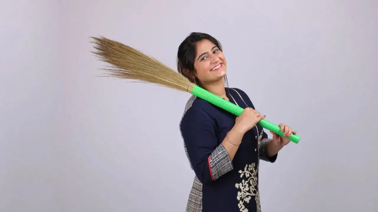 చీపురును బహిరంగంగా ఉంచవద్దు.. వాస్తు శాస్త్రంలో చీపురును లక్ష్మీదేవి స్వరూపంగా భావిస్తారు. అందువల్ల చీపురును ఎప్పుడూ ఇంట్లో నైరుతి లేదా పడమర దిశలో ఉంచడం మంచిదిగా పరిగణిస్తారు. అయితే దానిని అందరికీ కనిపించే ప్రదేశంలో ఉంచకూడదు. తలుపు వెనుక లేదా కనిపించని మూలలో ఉంచడం ఉత్తమం. అలాగే చీపురును నిటారుగా ఉంచడం, దానిపై అడుగు పెట్టకపోవడం శుభప్రదంగా భావిస్తారు.
