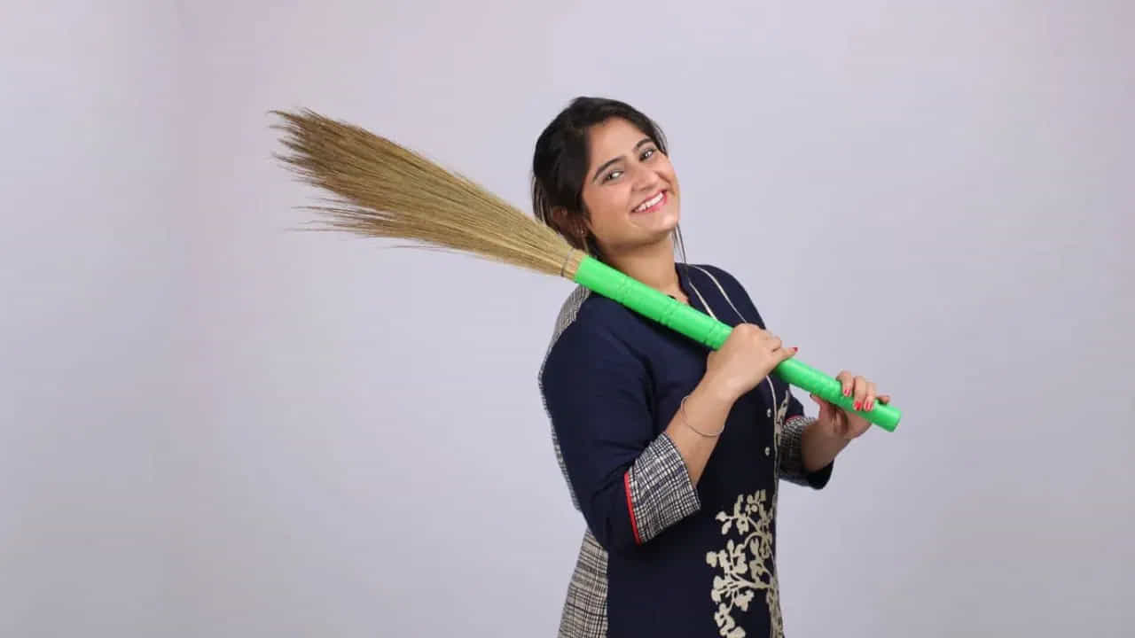 చీపురును బహిరంగంగా ఉంచవద్దు.. వాస్తు శాస్త్రంలో చీపురును లక్ష్మీదేవి స్వరూపంగా భావిస్తారు. అందువల్ల చీపురును ఎప్పుడూ ఇంట్లో నైరుతి లేదా పడమర దిశలో ఉంచడం మంచిదిగా పరిగణిస్తారు. అయితే దానిని అందరికీ కనిపించే ప్రదేశంలో ఉంచకూడదు. తలుపు వెనుక లేదా కనిపించని మూలలో ఉంచడం ఉత్తమం. అలాగే చీపురును నిటారుగా ఉంచడం, దానిపై అడుగు పెట్టకపోవడం శుభప్రదంగా భావిస్తారు.