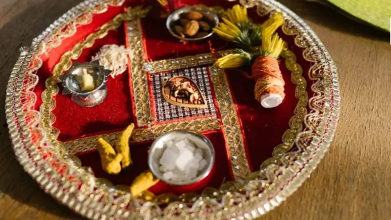 ఉత్తర దిశను శుభ్రంగా, పవిత్రంగా ఉంచండి.. 
ఇంటి ఉత్తర దిశను వాస్తులో సంపద, ఐశ్వర్యం, అభివృద్ధికి ప్రతీకగా పరిగణిస్తారు. ఈ దిశలో శ్రీయంత్రాన్ని ప్రతిష్ఠించడం లేదా తులసి, మనీ ప్లాంట్, వెదురు మొక్కలు వంటి శుభప్రదమైన మొక్కలను పెంచడం వల్ల సానుకూల శక్తి పెరుగుతుందని చెబుతారు. అలాగే ఈ ప్రాంతాన్ని ఎప్పుడూ పరిశుభ్రంగా ఉంచడం మంచిది.