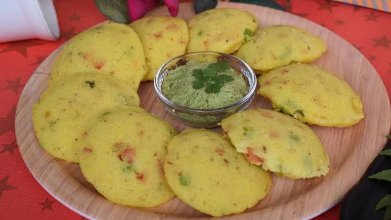 గురువారం - వెజ్ ఇడ్లీ: గురువారం వెజ్ ఇడ్లీ ట్రై చేయండి.దీన్ని చాలా త్వరగా అండ్ ఈజీగా చేయవచ్చు. దీనికోసం ముందు రోజు రాత్రే ఇడ్లీ పిండిని సిద్ధం చేసుకోండి. అందులో మీకు నచ్చిన కూరగాయలైన ఉల్లిపాయ, క్యారెట్, క్యాప్సికమ్, బీన్స్, బఠానీ వంటివి సన్నగా తరిగి వేసి, ఉదయాన్నే ఇడ్లీలను ఉడికిస్తే సరిపోతుంది. వీటిపై ఆవాలు, కరివేపాకుతో తిరగమాత పెట్టి లంచ్ బాక్స్లో పెడితే, పిల్లలు ఎంత వేగంగా బాక్స్ ఖాళీ చేస్తారు.