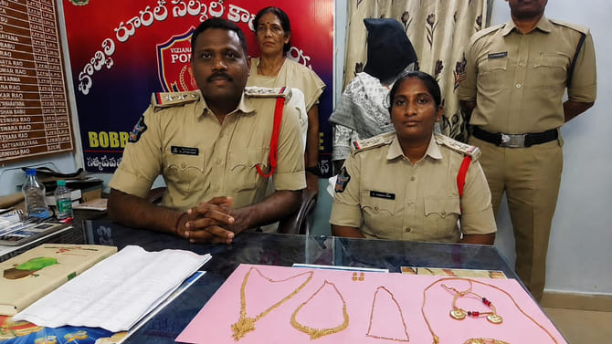 అర్ధరాత్రి వదిన లేదని తెలిసి ఇంట్లోకి చొరబడ్డ మరదలు!