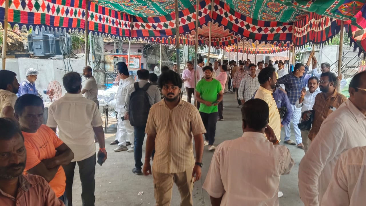 అందుకే ఈ సమయంలో చాలా మంది చేపలు తింటారు. ఇక శాకాహారులు అయితే బెల్లం, ఇంగువ కలిపి తీసుకోవడం వంటిది చేస్తుంటారు. ఈరోజు ప్రతి ఒక్కరూ చేపల కర్రీ వండుకొని తింటారు. ఎందుకంటే? చేపలు ఆరోగ్యానికి చాలా మేలు చేస్తాయి. వాతావరణం మారే సమయంలో వచ్చే వైరల్ ఇన్‌ఫెక్షన్స్ నుంచి కాపాడతాయి.