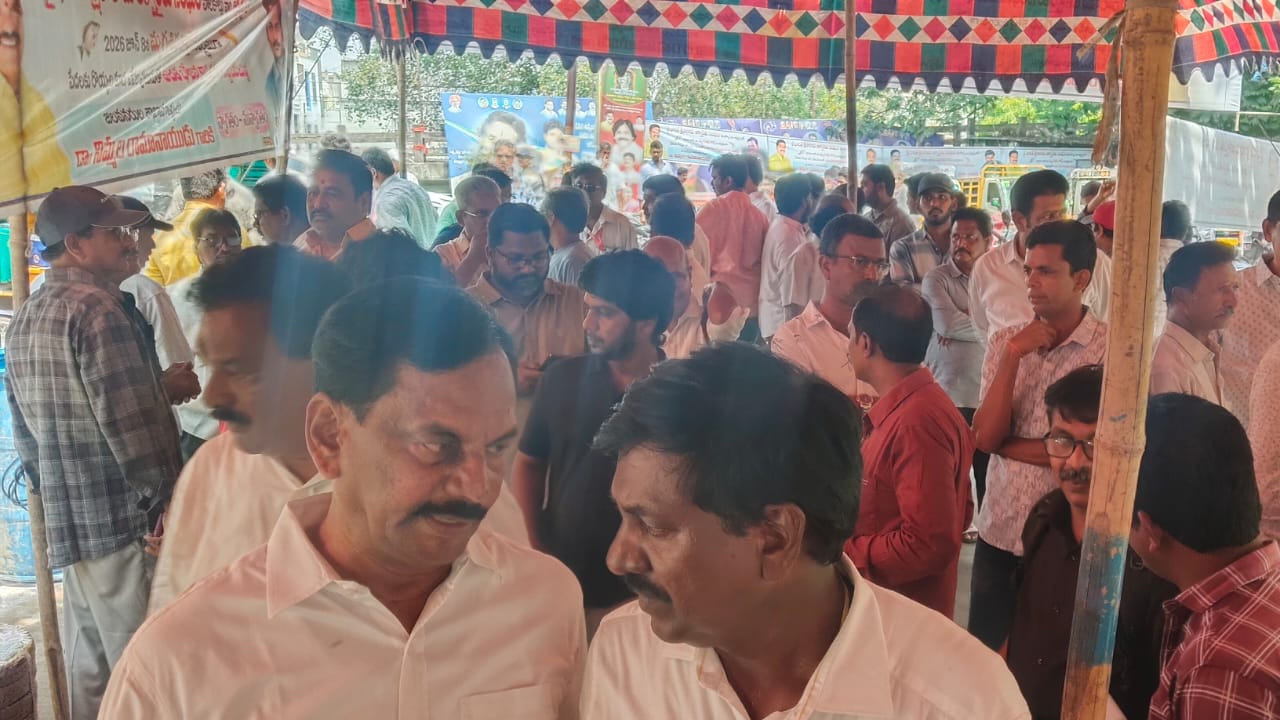 అంతే కాకుండా చేపలలో విటమిన్స్, యాంటీ ఆక్సిడెంట్స్, ఓమెగా 3 ఫ్యాటీ యాసిడ్స్, విటమిన్ బి12 వంటివి ఎక్కువగా ఉండటం వలన చేపలు తినడం ఆరోగ్యానికి చాలా మంచిదని ఆరోగ్య నిపుణులు చెబుతుంటారు. అందుకే ప్రతి ఒక్కరూ తమ ఇంటిలో చేపల కర్రీ వండుకుంటారు. అయితే ఇంట్లో చేపల కూర వండుకోలేని వారికి అదిరిపోయే న్యూస్ అందింది. అది ఏమిటంటే?