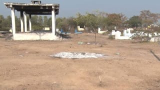 Andhra News: శ్మశానం దగ్గర అనుమానాస్పదంగా ముగ్గురు.. పోలీసలు వచ్చి చూడగా.. ఊహించని
