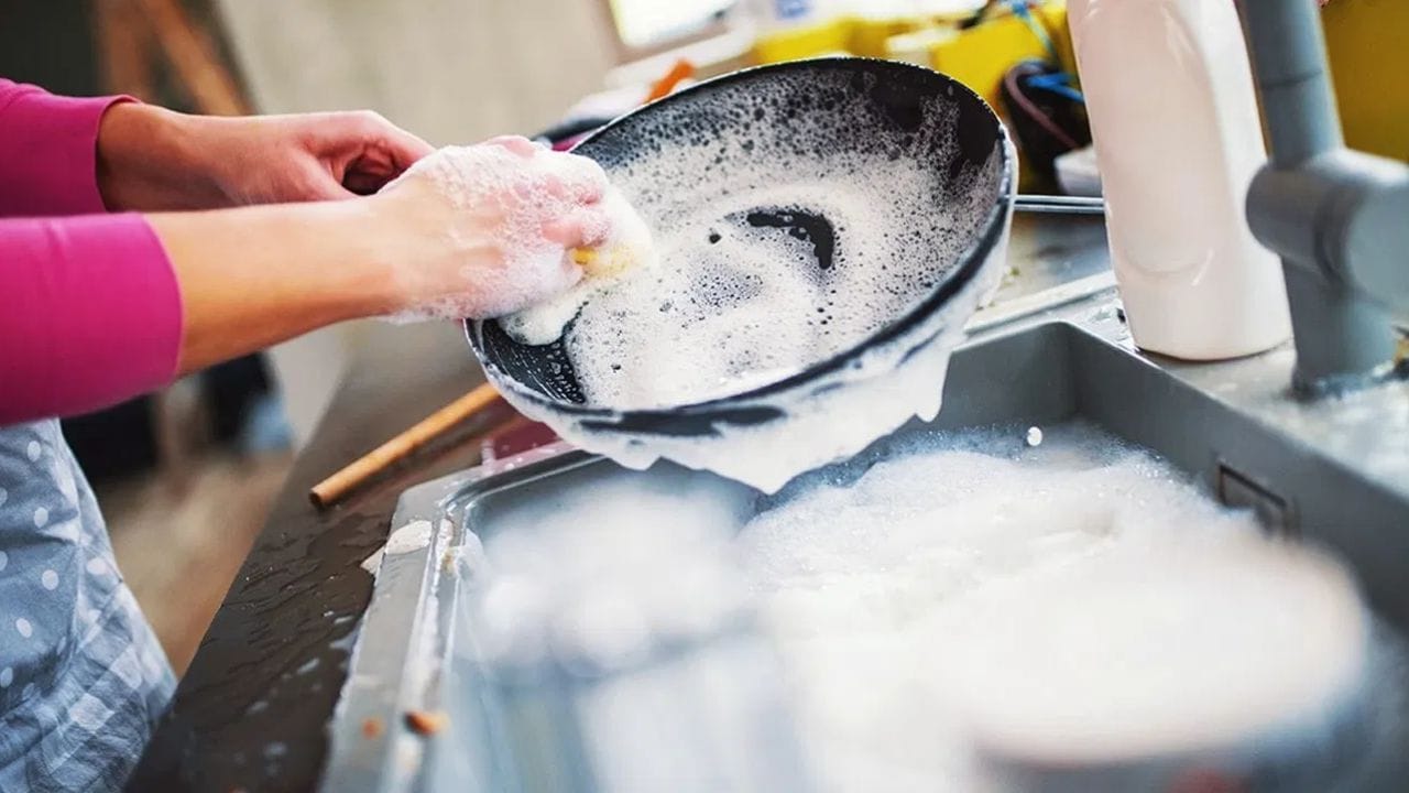 ఆరోగ్యానికి ఏది సేఫ్: మనకు కేవలం గిన్నెలు మెరిస్తే సరిపోదు.. దానితో పాటు ఆరోగ్యంపై కూడా శ్రద్ధ పెట్టడం చాలా ముఖ్యం. ఎందుకంటే స్పాంజ్, ప్లాస్టిక్ స్క్రబ్బర్లు ఎక్కువసేపు తడిగా ఉండటం వల్ల వీటిలో బ్యాక్టీరియా చాలా త్వరగా చేరుతుంది. కాబట్టి వీటిని వాడిన తర్వాత బాగా ఎండబెట్టాలి. అలాగే ప్రతి 2 నుండి 3 వారాలకు ఒకసారి వీటిని మార్చడం చాలా అవసరం.