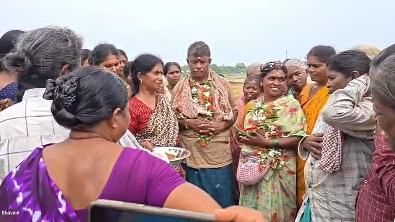 చాలా మంది కూలీలు, కష్టం చేసి, ఎండకు అలిసిపోయి, కాసేపు సేద తీరే సమయంలో, తమలోని కూలీల జంటకు పెళ్లి రోజున పెళ్లి వేడుక నిర్వహించడం జరుగుతుంది. అనేక గ్రామాలలో ఇలా వేడుకలు జరుపుతున్నారు. దీనికి సంబంధించిన వీడియోలు నెట్టింట తెగ వైరల్ అవుతున్నాయి. ఈ క్రమంలోనే మరో వేడుక సోషల్ మీడియాలో హల్ చల్ చేస్తుంది.