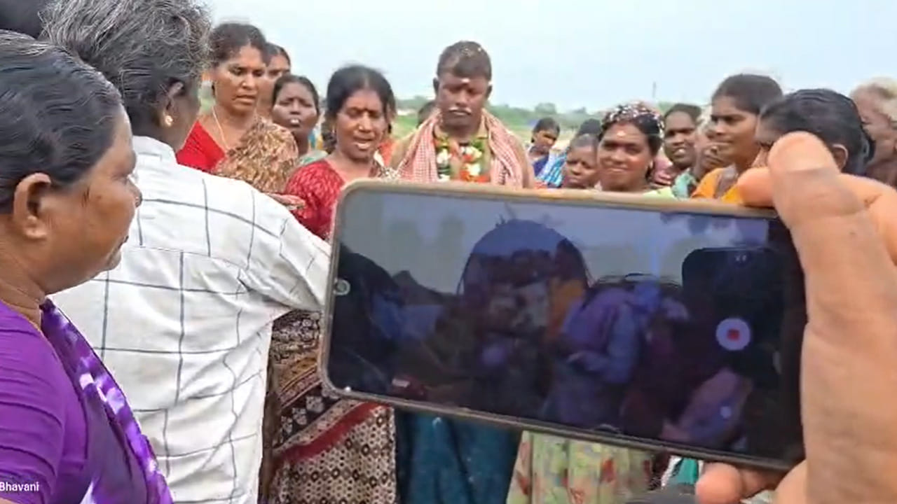భద్రాద్రి కొత్తగూడెం జిల్లా అశ్వారావుపేట మండలం నారాయణ పురంలో ఉపాధి హామీ పనులు జరుగుతున్నాయి. విరామ సమయంలో కూలీలంతా కూర్చొన్నారు. అదే సమయంలో కూలీగా పనిచేస్తున్న ఆకుల శ్రీను, దుర్గ దంపతుల పెళ్లిరోజు ..ప్రతి రోజూ లాగా ఆ దంపతులు ఉపాధి పనికి వెళ్లారు.