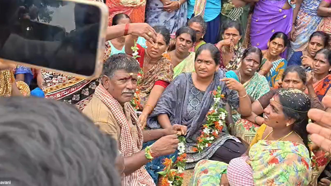 ఈ మధ్య కాలంలో సోషల్ మీడియాలో పెళ్లి వేడుకలుకు సంబంధించిన వీడియోలు తెగ వైరల్ అవుతున్నాయి. అయితే ఈ వేడుకలకు పెద్ద పెద్ద ఫంక్షన్ హాల్స్ లేవు, రక రకాల వంటకాలు లేవు.. పచ్చని చెట్ల మధ్య, ఆకాశం పందిరిగా మారి, చెట్టు కొమ్మలే తోరణాలుగా మారి, శ్రమ జీవులలో సంబరాన్ని నింపే వేడుకలు.. ఇలా అనుకుంటున్నారా? ఉపాధి హామీ కూలీలు సంబురంగా చేసుకునే పెళ్లి.