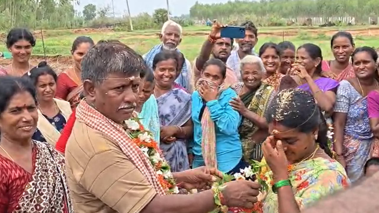పెళ్లి రోజు అని తెలుసుకున్న తోటి కూలీలు వారికి తెలియకుండా,చెట్లు , పూలు , ఆకులతో ,దండలు ,నుదిటి బాసింగాలు , తలంబ్రాలు తయారు చేశారు. కోలాహల వాతావరణం లో పెళ్లి తంతును ఘనంగా ఆ దంపతులకు చేశారు. దీంతో ఆ ప్రాంతమంతా పండగ వాతావరణం నెలకొంది.