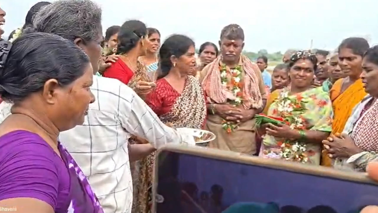 తోటి కూలీలంతా ఒక్కసారిగా ఆ దంపతుల చుట్టూ చేరి. పెళ్లిరోజు శుభాకాంక్షలు తెలియజేశారు. చిన్న పూలదండలు వేసి, తీపి పంచి సంతోషాన్ని పంచుకున్నారు. కష్టమైన పని మధ్యలో ఈ చిన్న వేడుక అందరి ముఖాల్లో చిరునవ్వులు తెప్పించింది.రోజు కూలీ చేసుకునే వారైనా, మనసు మాత్రం బంగారం అని ఈ ఘటన చాటి చెప్పింది. పని చేసే చోటే కుటుంబంలా మారిన ఈ సందడి అందరినీ ఆకట్టుకుంది.