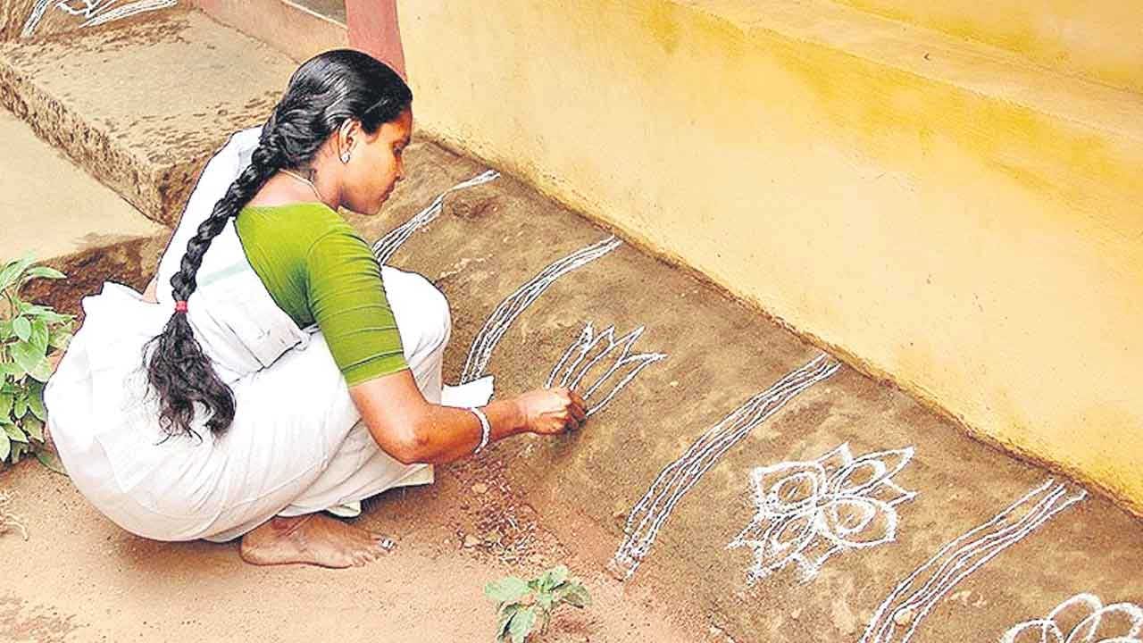అలాగే కొందరు భర్త బయటకు వెళ్లిన వెంటే ప్రధాన ద్వారం వద్ద నీళ్లు పోసి శుభ్రం చేయడం వంటిది చేస్తుంటారు. అయితే ఇలా చేయడం కూడా మంచిది కాదంట. దీని వలన ఇంటిలో అనేక ఇబ్బందులు తలెత్తుతాయి. భర్తకు ఆర్థిక సమస్యలు, కీడు జరిగే సూచన ఉన్నదంట.