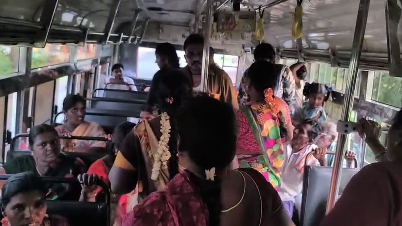 Viral Video: సీటు కోసం రణరంగంగా మారిన ఆర్టీసీ బస్సు.. జుట్లు పట్టుకుని కొట్టుకున్న మహిళలు!