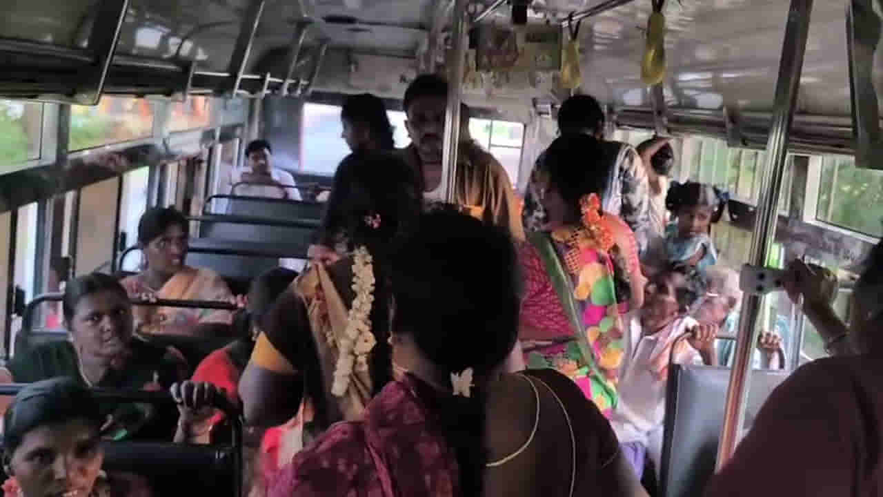 Viral Video: సీటు కోసం రణరంగంగా మారిన ఆర్టీసీ బస్సు.. జుట్లు పట్టుకుని కొట్టుకున్న మహిళలు!