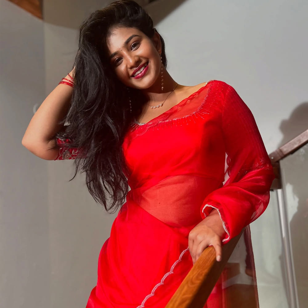 ఆమె పేరు యష్ణ. ఈ చిన్నది సినిమాలతో పాటు పలు యాడ్స్ లోనూ నటించింది. కొన్ని సినిమాల్లో హీరోయిన్ గాను చేసింది. ఇక సోషల్ మీడియాలో ఈ ముద్దుగుమ్మ షేర్ చేసే ఫోటోలకు కుర్రాళ్ళు ఫిదా అవుతున్నారు. రెగ్యులర్ గా గ్లామరస్ ఫోటోలను పంచుకుంటూ అభిమానులను కవ్విస్తుంది ఈ కుర్రది. తాజాగా ఈ బ్యూటీ షేర్ చేసిన ఫోటోలు నెట్టింట తెగ చక్కర్లు కొడుతున్నాయి.