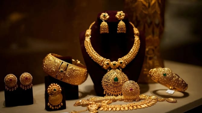దిగి వస్తున్న బంగారం, వెండి ధరలు.. వెండి ధర ఎంతంటే..