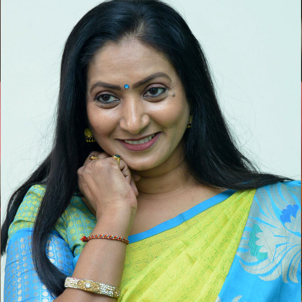 జగపతి బాబుతో తన కాంబినేషన్ గురించి మాట్లాడుతూ, ప్రేక్షకులు తమను నిజమైన జంటగా భావించేవారని, తాము పెళ్లి చేసుకోవాలని సూచించేవారని ఆమని గుర్తు చేసుకున్నారు. అప్పట్లో తాను నటనపైనే దృష్టి పెట్టానని, ఎటువంటి క్రష్లు లేవని స్పష్టం చేశారు. ఒక తమిళ వ్యక్తి నుంచి వివాహ ప్రతిపాదన వచ్చినా, కుటుంబ బాధ్యతలు, కెరీర్ లక్ష్యాల కారణంగా దానిని తిరస్కరించినట్లు ఆమె తెలిపారు.