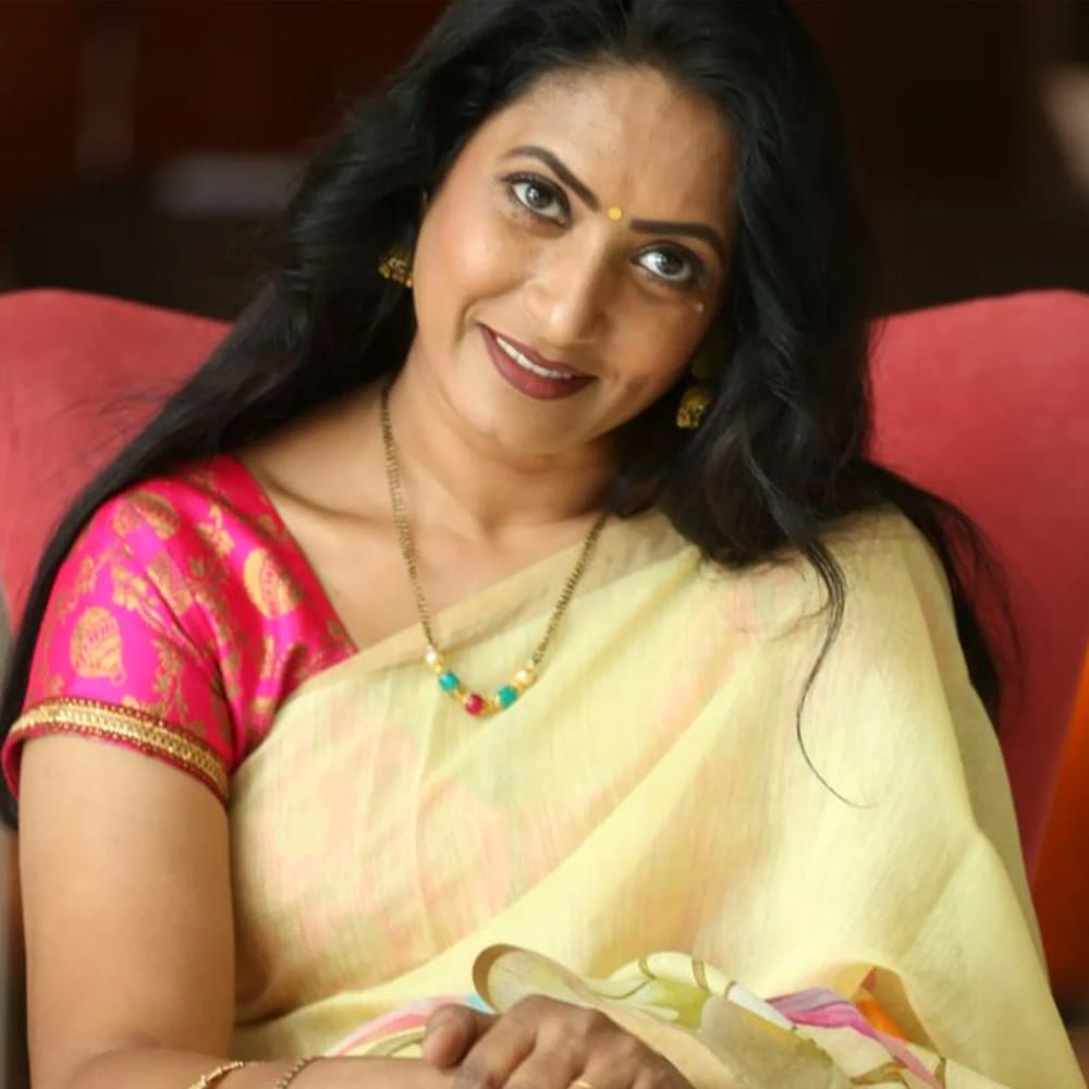 తన అసలు పేరు మంజు అని, గంగమ్మరాజు గారు మొదట మీనా అని, తర్వాత మీనాక్షి అని పేరు మార్చారని, చివరకు ఈ.వి.వి. సత్యనారాయణ గారు ఆమని అని పేరు పెట్టడంతో అదే స్థిరపడిందని ఆమని వివరించారు. తన ఆధార్, పాస్పోర్ట్ వంటి అన్నింటిలోనూ ఆమని అనే పేరు ఉందని పేర్కొన్నారు. ప్రస్తుతం హ్యాపీ జర్నీ వంటి పలు చిత్రాలు విడుదలకు సిద్ధంగా ఉన్నాయని ఆమని చెప్పుకొచ్చారు. ఈ కామెంట్స్ ఇప్పుడు వైరల్ అవుతున్నాయి.