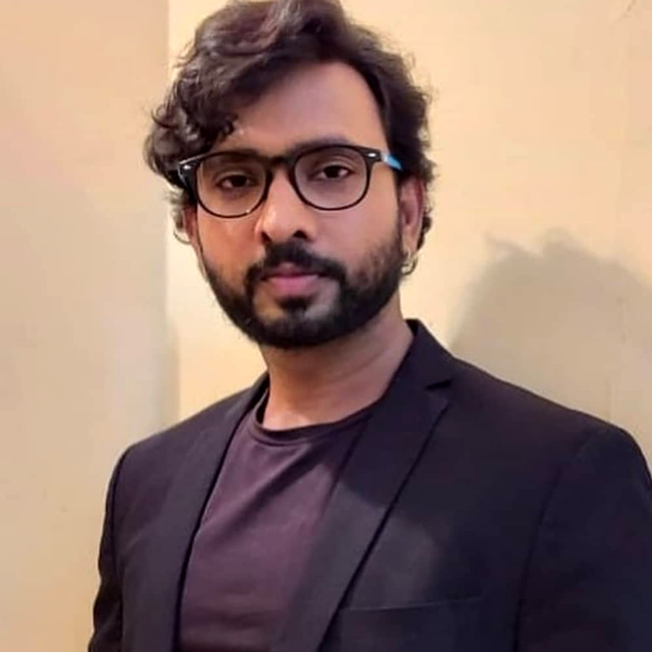 జబర్దస్త్ వేదికపై తనదైన శైలిలో నవ్వులు పంచిన నటుడు, కమెడియన్ అదిరే అభి. ప్రస్తుతం దర్శకుడిగా మారి సినిమాలు చేస్తున్నాడు అభి. కాగా తన సుదీర్ఘ కెరీర్ ప్రయాణంలో ఎదురైన అనుభవాలను, విజయాలను, అలాగే ఒక కీలకమైన విషయాలను ఓ ఇంటర్వ్యూలో పంచుకున్నాడు. తన జబర్దస్త్ కెరీర్ లో  కెరీర్‌లో అత్యంత విజయవంతమైన స్కిట్‌గా KGFని ఆయన పేర్కొన్నారు. "నేను చేసిన అన్ని మాక్సిమం స్కిట్స్ కంటే KGF స్కిట్ బాగా... లాస్ట్ మినిట్లో అంటే లైక్ నేను ఇంకా ఈ కామెడీ స్కిట్స్ నుంచి బయటకు వస్తున్న టైంలో మా టీవీలో చేసిన స్కిట్ అది. అది చాలా మంచి పేరు వచ్చింది మాకు" అని వివరించారు.