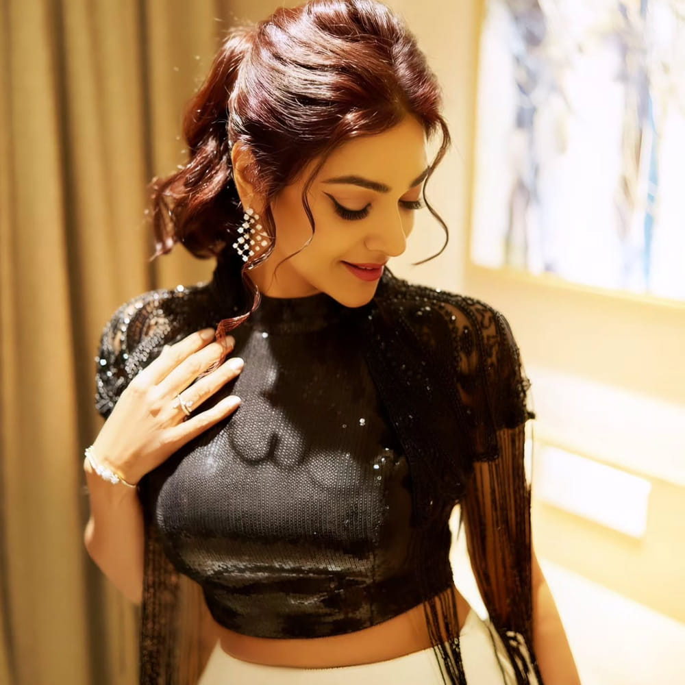 ఇప్పటికీ చేతినిండా సినిమాలతో యాక్టివ్ గా ఉంటుంది. కమల్ హాసన్, రజినీకాంత్ లాంటి స్టార్ హీరోలతో నటించింది ఆ అందాల తార. ఆ మధ్య కమల్ తో ఆమె చేసిన లిప్ లాక్ సీన్ తీవ్ర చర్చనీయాంశంగా మారింది. ఇంతకూ ఈ అమ్మడు ఎవరో గుర్తుపట్టారా.. ? ఆమె పేరు అభిరామి. అసలు పేరు దివ్య గోపీ కుమార్. కేరళలోని త్రివేండ్రంలో జన్మించిన ఆమె.. 1995లో కథాపురుషన్ సినిమాతో మలయాళీ చిత్రపరిశ్రమలోకి అడుగుపెట్టింది.