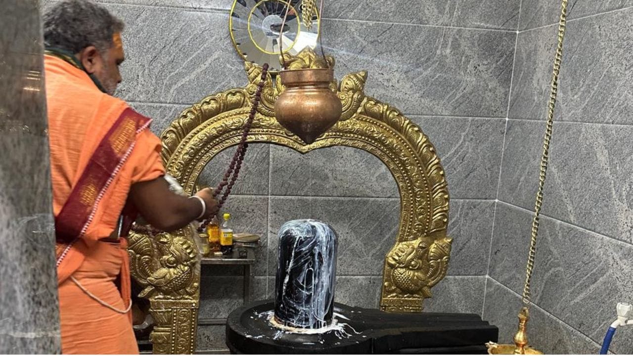Abhishekam At The Chilluru Shiva Temple (2)