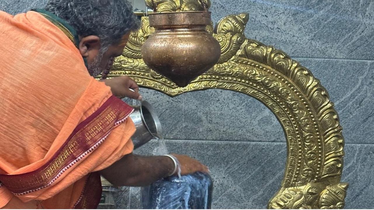 Abhishekam At The Chilluru Shiva Temple (3)