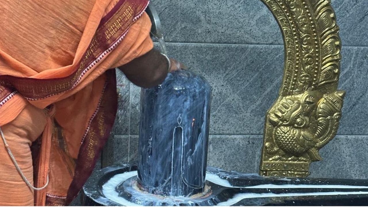 Abhishekam At The Chilluru Shiva Temple (4)