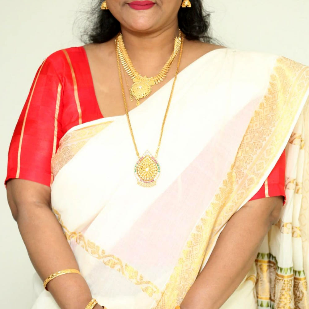 ఆమె ఓ అందాల తార.. ఎన్నో సినిమాల్లో నటించి మెప్పించింది. ముఖ్యంగా వ్యాప్ పాత్రలతో గుర్తింపు తెచ్చుకుంది. అలాగే బీ గ్రేడ్ సినిమాలో నటించి విపరీతమైన పాపులారిటీ సొంతం చేసుకున్నారు ఆమె.. అప్పట్లో స్టార్ హీరోలకు సమానంగా ఆమెకు ఫ్యాన్ బేస్ ఉండేది. తెలుగుతో పాటు తమిళ్ బాషల్లోనూ సినిమాలు చేసి ప్రేక్షకులను మెప్పించింది..ఇక ఇప్పుడు సినిమాలకు దూరంగా ఉంటున్నారు. అయితే ఆమె జీవితంలో ఎన్నో కష్టాలు అనుభవించారు ఆమె ఎవరో తెలుసా.?