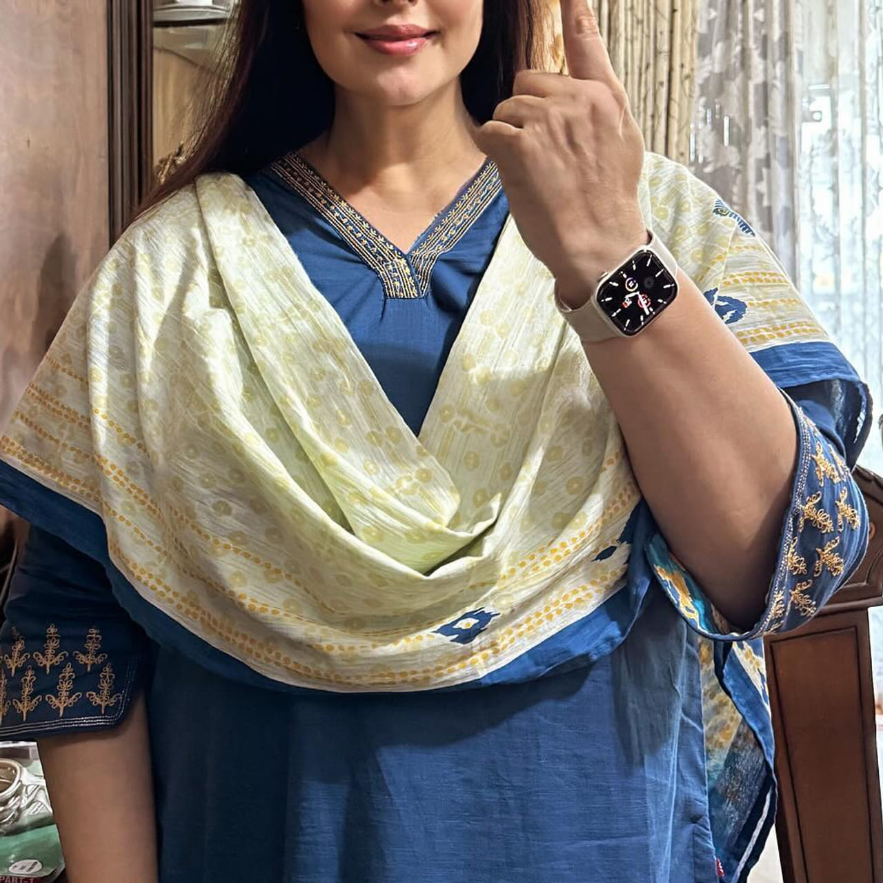 అప్పట్లో సినిమా ఇండస్ట్రీలో ఓ వెలుగు వెలిగిన టాలీవుడ్ స్టార్ హీరోయిన్. దక్షిణాదితో పాటు బాలీవుడ్ లోనూ గ్లామరస్ యాక్ట్రెస్ గా గుర్తింపు తెచ్చుకుంది. స్టార్ హీరోలతో సినిమాలు చేస్తూ వారితో సమానంగా రెమ్యునరేషన్ అందుకుంది. ఈ అందాల తార క్రేజ్ ను చూసి స్టార్ హీరోలు, డైరెక్టర్లు సైతం ఆమెతో సినిమాలు చేసేందుకు ఆసక్తి చూపించే వారు. తన అందం, అభినయంతో సినిమాల్లో సంచలనం సృష్టించిన ఈ ముద్దుగుమ్మ తన వ్యక్తిగత జీవితంతోనూ వార్తల్లో నిలిచింది.