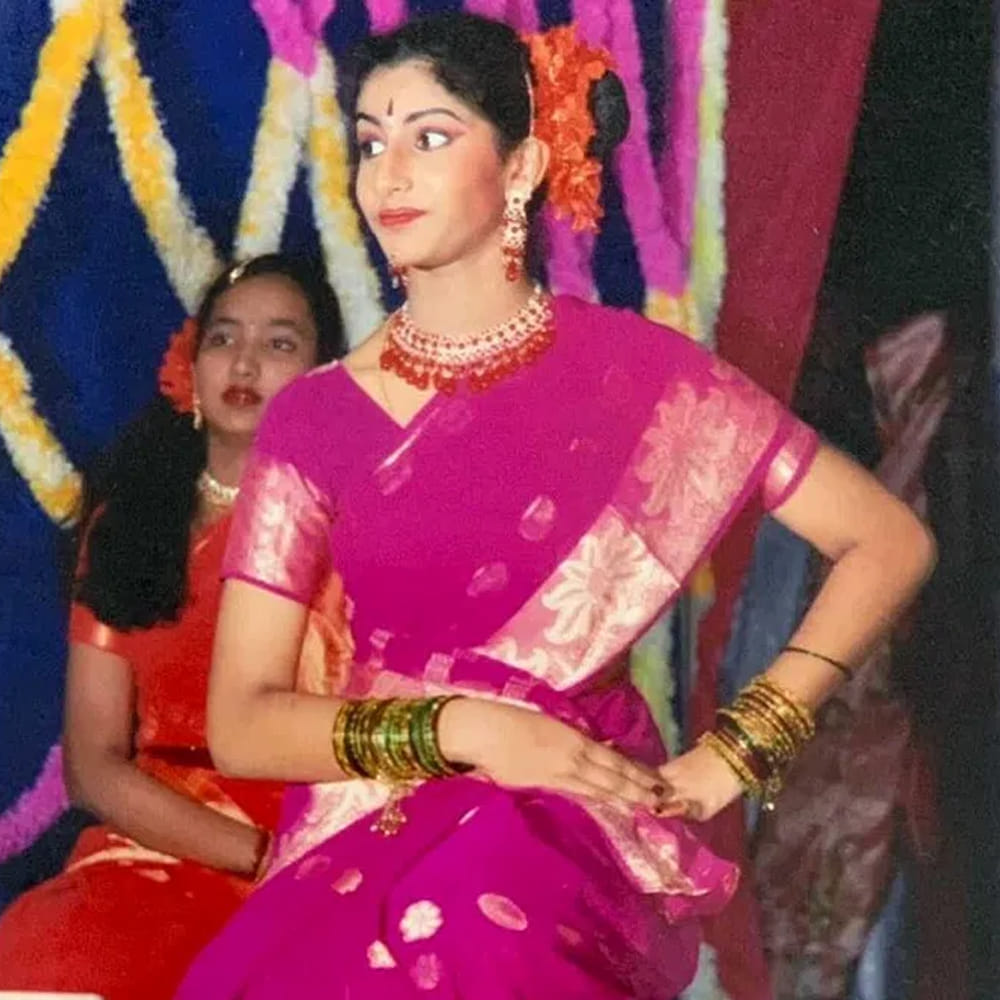 బుల్లితెరపై అందం, అభినయంతోనే కాదు.. అల్లరి, మాటల గారడితో ప్రేక్షకులను అలరించడంలో యాంకర్స్ ముందుంటారు. తెలుగులో సుమ కనకాల, ప్రదీప్ మాచిరాజు యాంకరింగ్ గురించి చెప్పక్కర్లేదు. షోలలో తమదైన కామెడీ పంచులతో నవ్వులు పూయిస్తారు. అలాగే మరికొంత మంది యాంకర్స్ కూడా తమదైన స్టైల్లో అలరిస్తుంటారు. పైన ఫోటోను చూశారు కదా..పద్దతిగా కనిపిస్తున్న ఆ అమ్మాయి కూడా యాంకరే. తన అందం, చలాకీ తనంతో ఎంతో మంది అభిమానులను సొంతం చేసుకుంది ఆమె. 