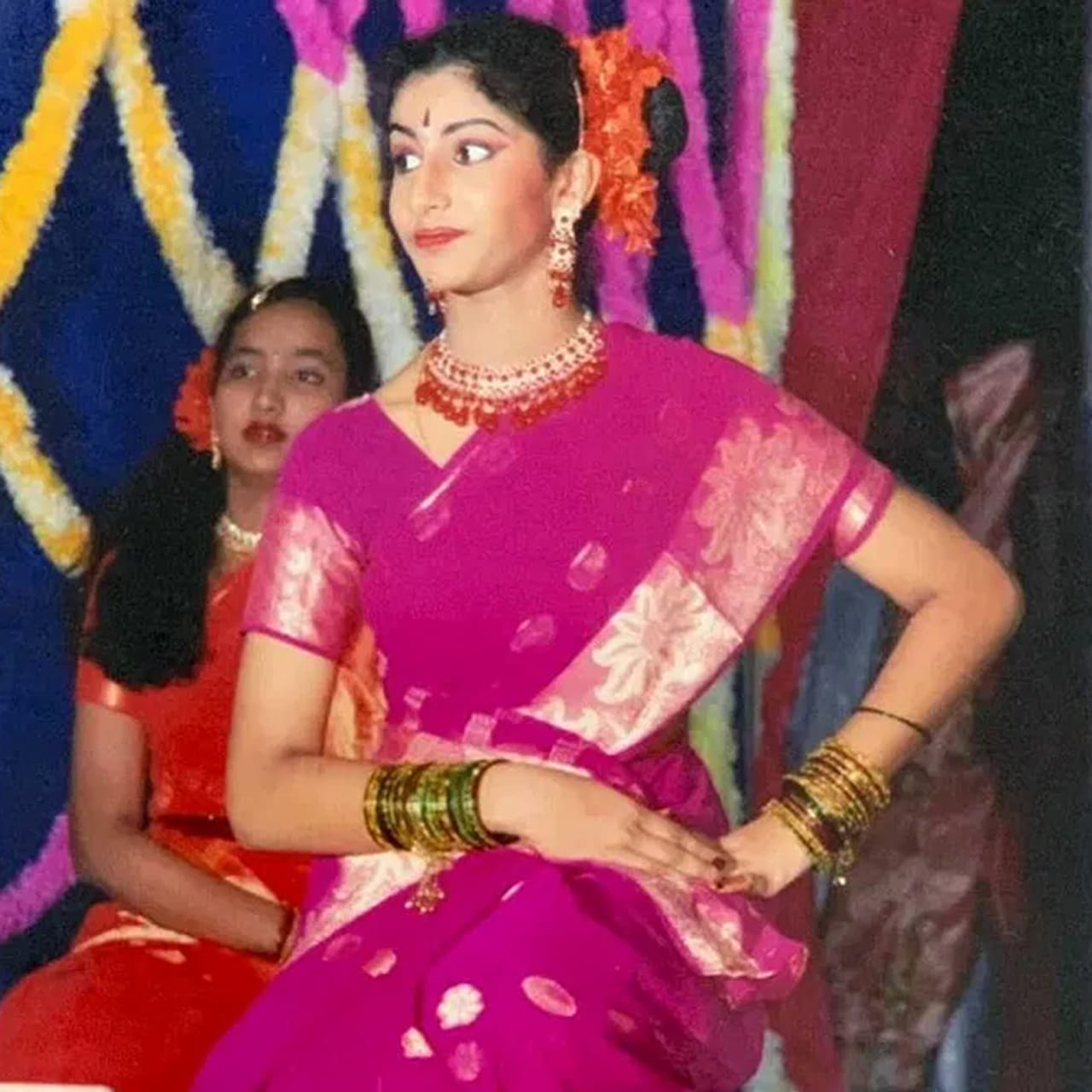 బుల్లితెరపై అందం, అభినయంతోనే కాదు.. అల్లరి, మాటల గారడితో ప్రేక్షకులను అలరించడంలో యాంకర్స్ ముందుంటారు. తెలుగులో సుమ కనకాల, ప్రదీప్ మాచిరాజు యాంకరింగ్ గురించి చెప్పక్కర్లేదు. షోలలో తమదైన కామెడీ పంచులతో నవ్వులు పూయిస్తారు. అలాగే మరికొంత మంది యాంకర్స్ కూడా తమదైన స్టైల్లో అలరిస్తుంటారు. పైన ఫోటోను చూశారు కదా..పద్దతిగా కనిపిస్తున్న ఆ అమ్మాయి కూడా యాంకరే. తన అందం, చలాకీ తనంతో ఎంతో మంది అభిమానులను సొంతం చేసుకుంది ఆమె. 