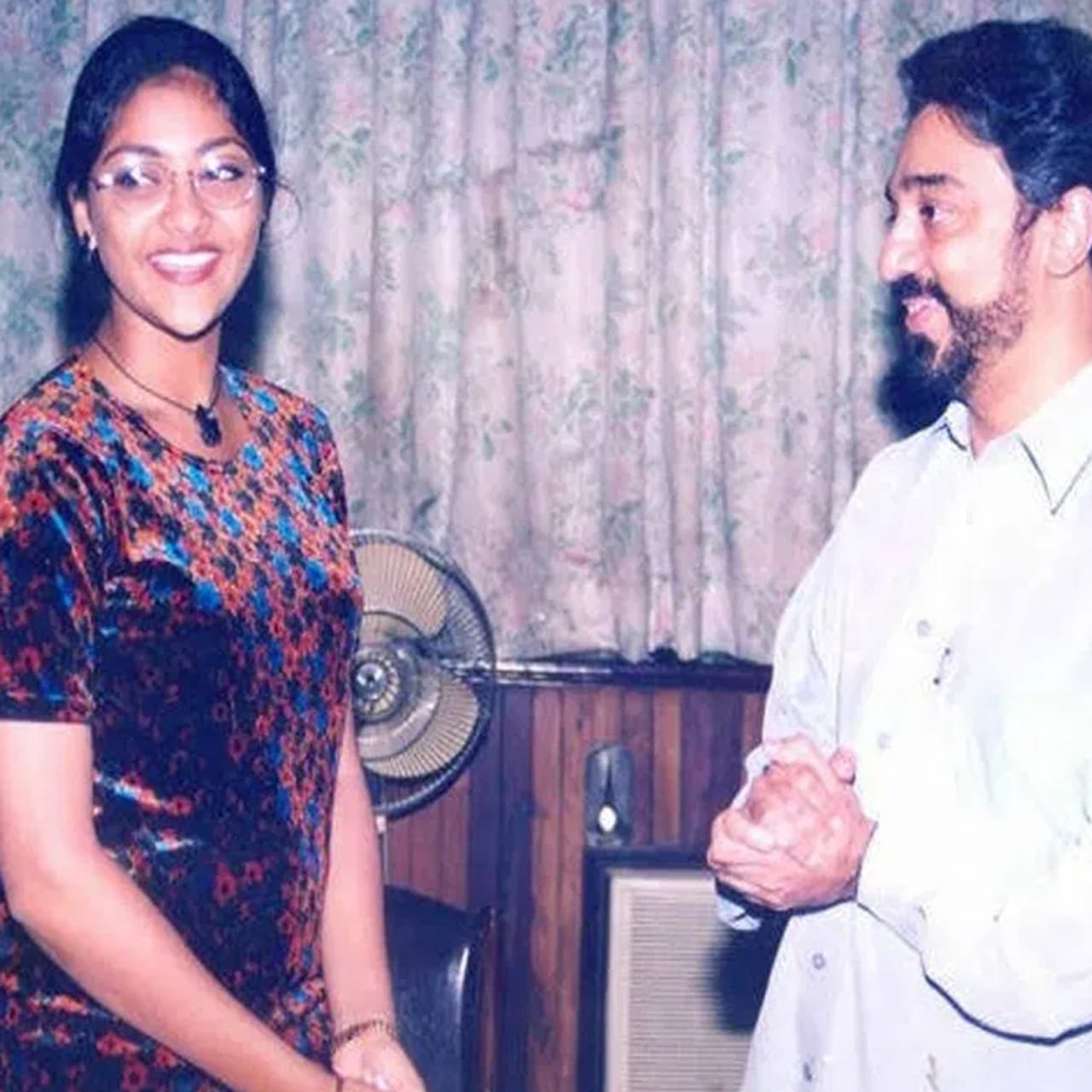 ఒకప్పుడు తెలుగు, తమిళం భాషలలో వరుస సినిమాలతో చక్రం తిప్పిన హీరోయిన్ ఆమె.  చైల్డ్ ఆర్టిస్ట్ గా కెరీర్ స్టార్ట్ చేసి.. ఆ తర్వాత హీరోయిన్ గా సౌత్ ఇండస్ట్రీని ఏలేసింది. తెలుగుతోపాటు కన్నడ, తమిళం, మలయాళం భాషలలో వరుస సినిమాల్లో నటించి మంచి గుర్తింపు తెచ్చుకుంది. తెలుగులో ఆమె చేసిన ఒకటి రెండు చిత్రాలు సూపర్ హిట్ అయ్యాయి. అప్పట్లో గ్లామర్ షోకు దూరంగా ఉంటూనే అగ్ర స్థానంలో దూసుకుపోయిన ఈ హీరోయిన్.