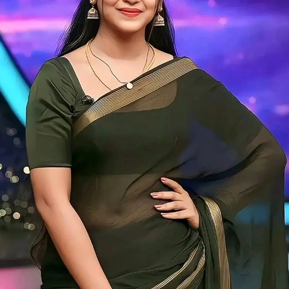 సీరియల్స్ లో చీరకట్టులో యావరేజ్ గా కనిపించే భామలు సోషల్ మీడియాలో మాత్రం వారెవ్వా అనేలా.. తమ అందాలతో అభిమానులు అవాక్ అయ్యేలా చేస్తున్నారు. ఇక ఇప్పుడు అలాంటి వయ్యారి ఫోటోలు సోషల్ మీడియాను షేక్ చేస్తున్నాయి. సీరియల్ లో పద్దతిగా కనిపించే ఆమె బయట మాత్రం యమా హాట్ గురూ అనేలా ఉంటుంది. ఈ అమ్మడి లేటెస్ట్ ఫొటోలతో టాక్ ఆఫ్ ది సోషల్ మీడియాగా మారిపోయింది ఇంతకూ ఆ అమ్మడు ఎవరో గుర్తుపట్టారా.?