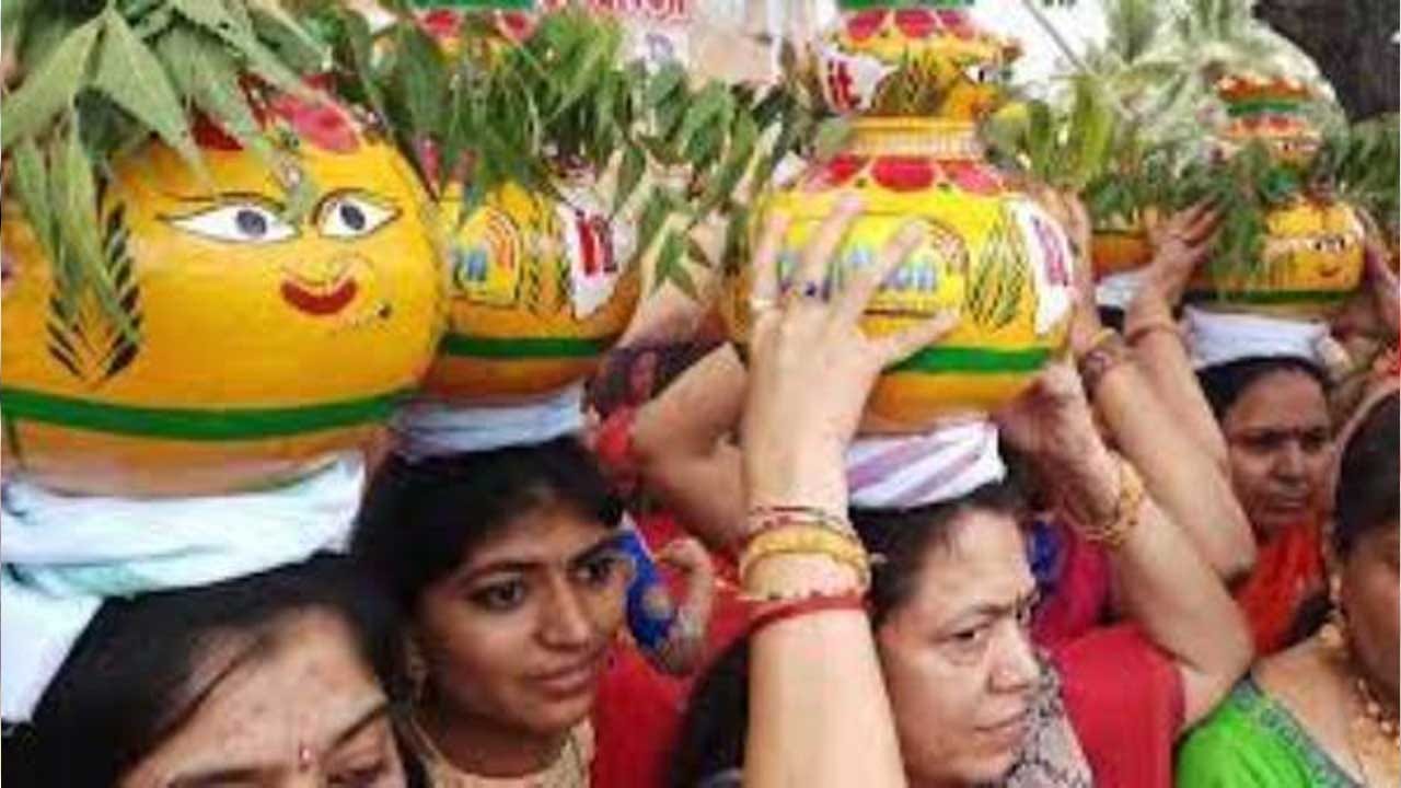 ఈ మాసంలో ఆషాఢ శుద్ధ ఏకాదశి నుంచి దక్షిణాయనం మొదలు అవుతుంది. ఈ సమయంలో దేవతలు నిద్రలో ఉంటారు అంటారు.  2026 సంవత్సరంలో జూలై 15న ఆషాఢ మాసం ప్రారంభం అయ్యి, ఆగస్టు 12 చుక్కల అమావాస్యతో ముగుస్తుంది. ఈ మాసంలో ఇక ఈ కాలం దేవతలకు "రాత్రి కాలం". ఈ 6 నెలలు మనం చేసే జపం, తపస్సు, దానం వేయి రెట్లు ఫలితం ఇస్తుందని నమ్మకం. అంతే కాకుండా ఈ సమయంలో ప్రతికూల శక్తుల ప్రభావం చాలా ఎక్కువగా ఉంటుందంట.
