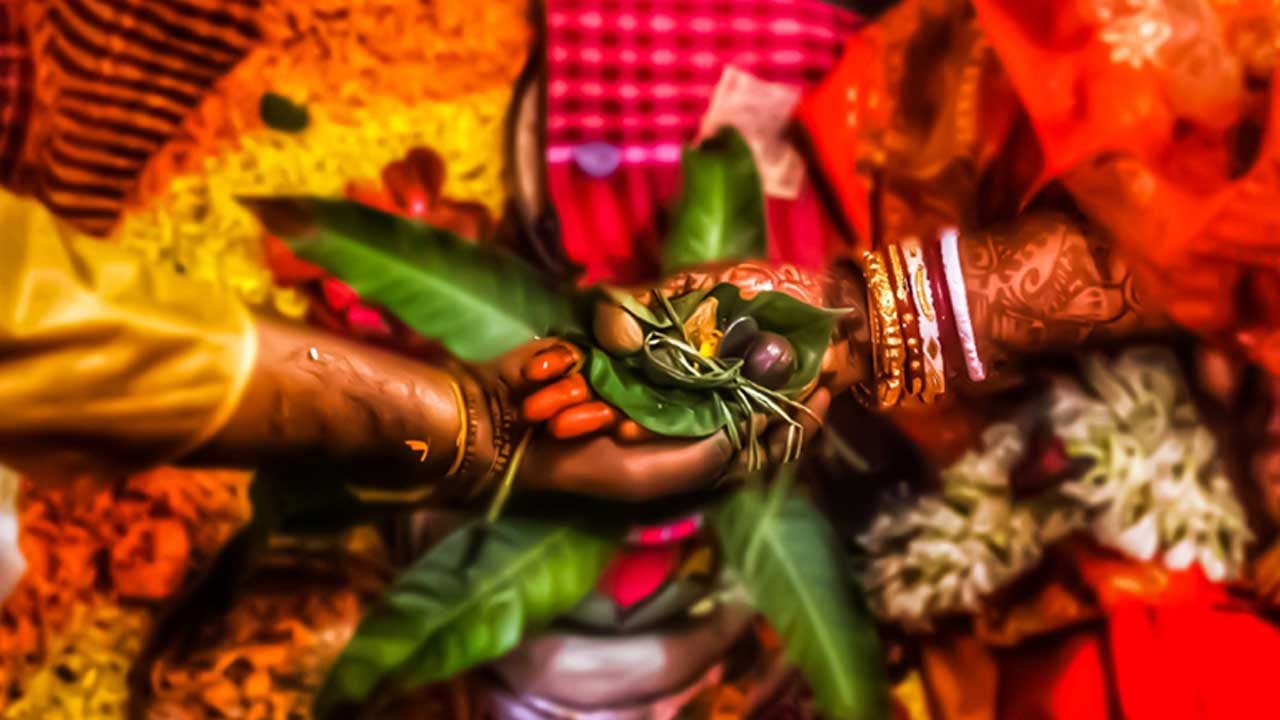 భారతీయ సంసృతిలో ఆషాఢ మాసానికి చాలా ప్రాముఖ్యత ఉంటుంది. ఆషాఢ మాసం అంటే జయించలేనిది అని అర్థం. ఈ మాసంలో ప్రజలు అనారోగ్య సమస్యలు, కష్టాలతో సతమతం అవుతారు. అయితే వాటిని జయించి, బతకగలిగే శక్తి వారికి ఆ భగవంతుడి ఇస్తాడంట. అందువలన ఈ మాసానికి చాలా ప్రత్యేకత ఉంటుంది.