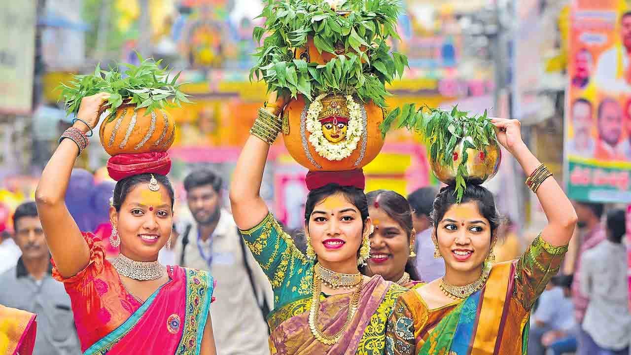 అదే విధంగా ఆషాఢ మాసం అంటేనే వర్షాకాలం. ఈ సమయంలో క్రిములు, పురుగులు ఎక్కువ. శరీరంలో  వేడి తగ్గిపోతుంది. దీంతో వైరల్ ఇన్ఫెక్షన్స్ ఎక్కువ అవుతాయి. అందుకే ఆరోగ్యం విషయంలో జాగ్రత్తలు తీసుకోవాలి అంటారు. అంతే కాకుండా ఈ మాసంలో ఆడపిల్లలు గోరింటాకు చేతులకు పెట్టుకోవడం చేస్తుంటారు. అలాగే ఈ మాసంలో అనేక ఆచారాలు ఉంటాయి. అత్త కోడలు ఒక్క చోట ఉండకూడదు అంటారు, అంతే కాకుండా కొత్తగా పెళ్లైన జంట కూడా వేరుగా ఉండాలి అంటారు. 
