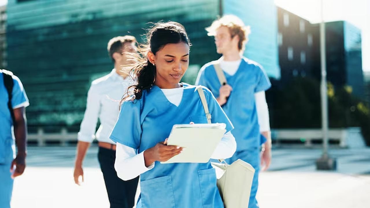 బీడీఎస్ (BDS - Bachelor of Dental Surgery): దంత వైద్యంలో నైపుణ్యం సాధించడానికి బీడీఎస్ ఎంతో ప్రజాదరణ పొందిన కోర్సు. ఈ కోర్సు పూర్తి చేసిన తర్వాత ప్రభుత్వ, ప్రైవేట్ ఆసుపత్రులలో దంత వైద్యునిగా చేరవచ్చు లేదా సొంతంగా క్లినిక్ ప్రారంభించవచ్చు. ఆ తర్వాత ఎండీఎస్ (MDS) చేయడం ద్వారా మరింత స్పెషలైజేషన్ సాధించవచ్చు.
