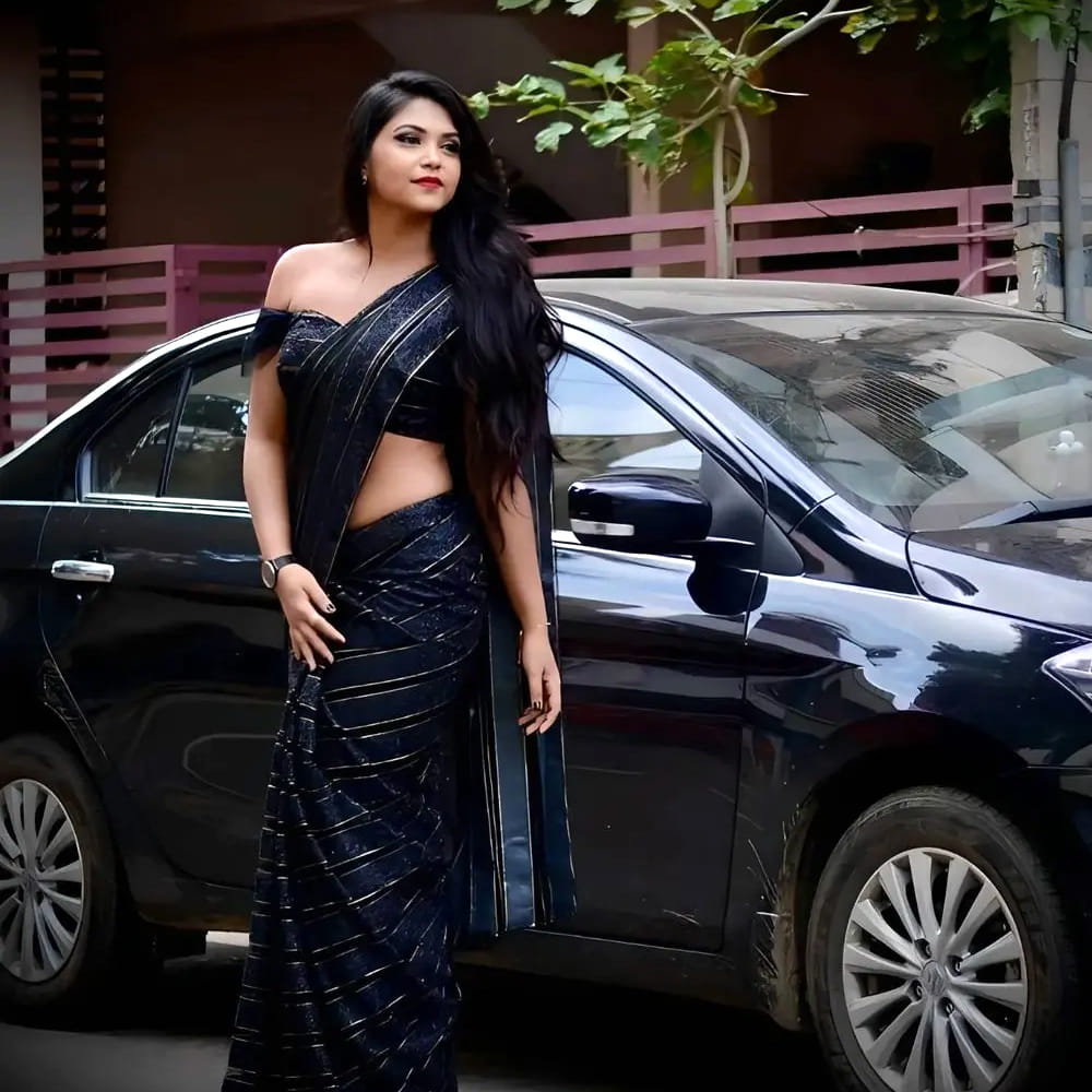 సోషల్ మీడియాలో ఈ ముద్దుగుమ్మ రెగ్యులర్ గా ఫోటోలు షేర్ చేస్తూ అభిమానులను ఆకట్టుకుంటుంది. అందాల ఆరబోతలో హీరోయిన్స్ కు ఈ మాత్రం తీసిపోవడం లేదు ఈ సీరియల్ నటి. అమూల్య ఇన్ స్టా గ్రామ్ లో 5 లక్షలకు పైగా ఫాలోవర్స్ ఉన్నారు. హాట్ హాట్ ఫోటోలను వీడియోలను షేర్ చేస్తూ అభిమానులను కవ్విస్తుంది అమూల్య. ఈ ఫోటోలు, వీడియోలు చూసి షాక్ అవుతున్నారు నెటిజన్స్. ఆమె ఈమేనా అని కామెంట్స్ చేస్తున్నారు.